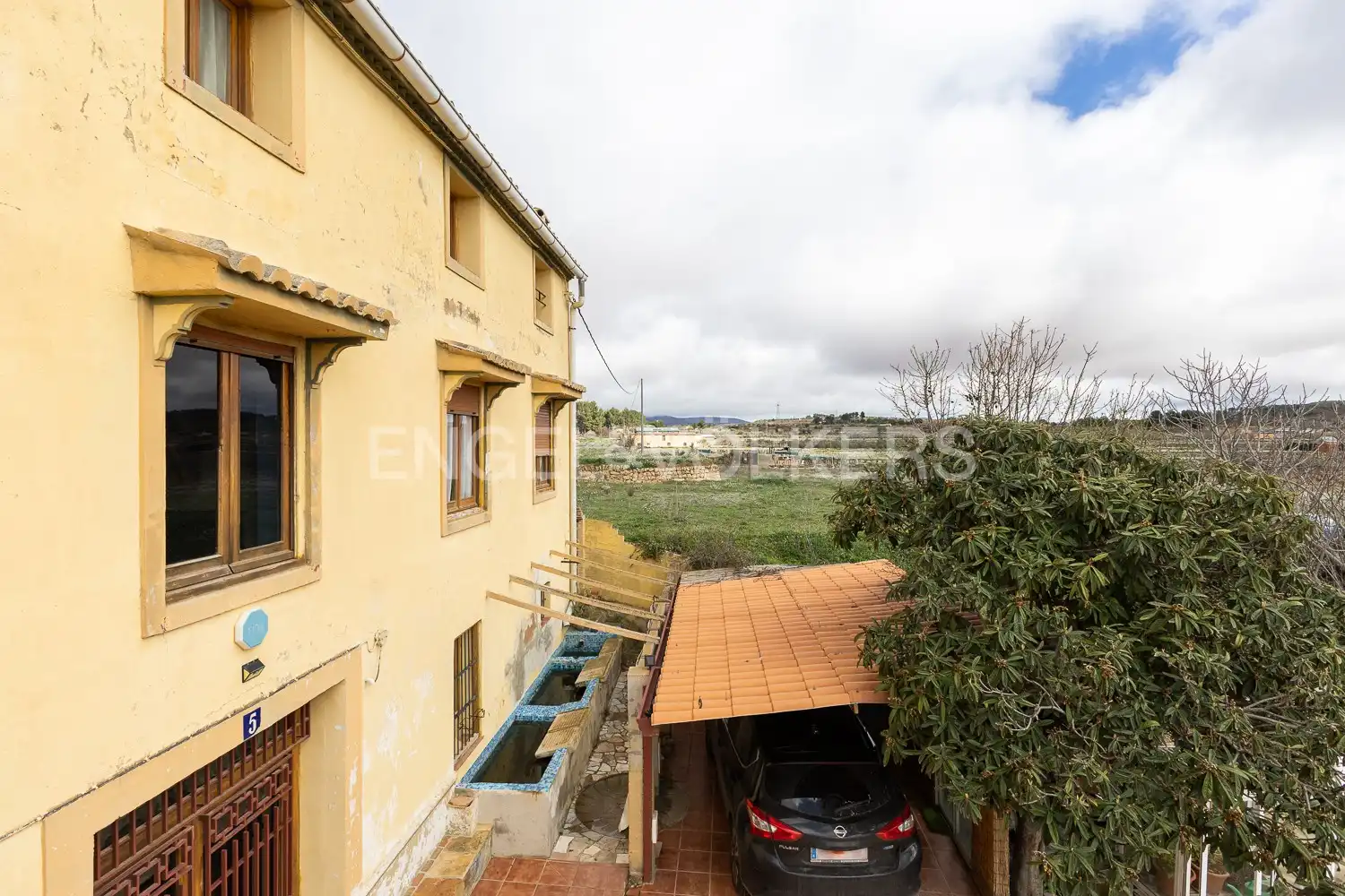 Vista exterior de Finca rústica en venda en Requena amb Aire condicionat, Calefacció i Jardí privat
