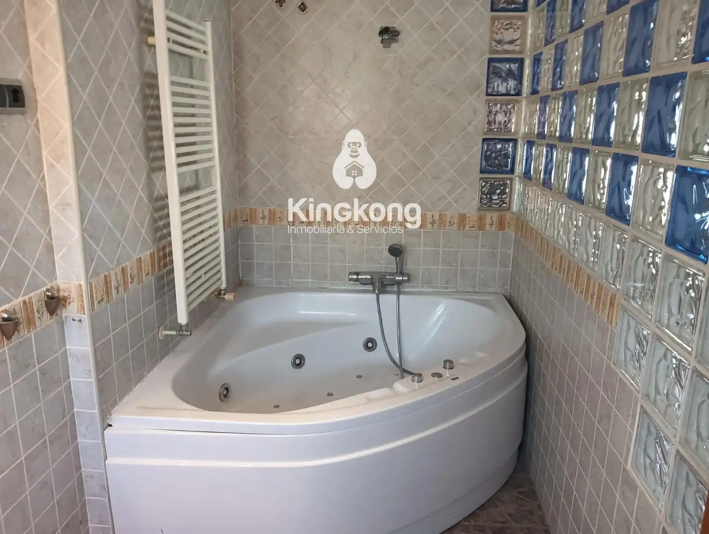 Bathroom of Flat for sale in Madrid  with Air Conditioner, Heating and Swimming Pool