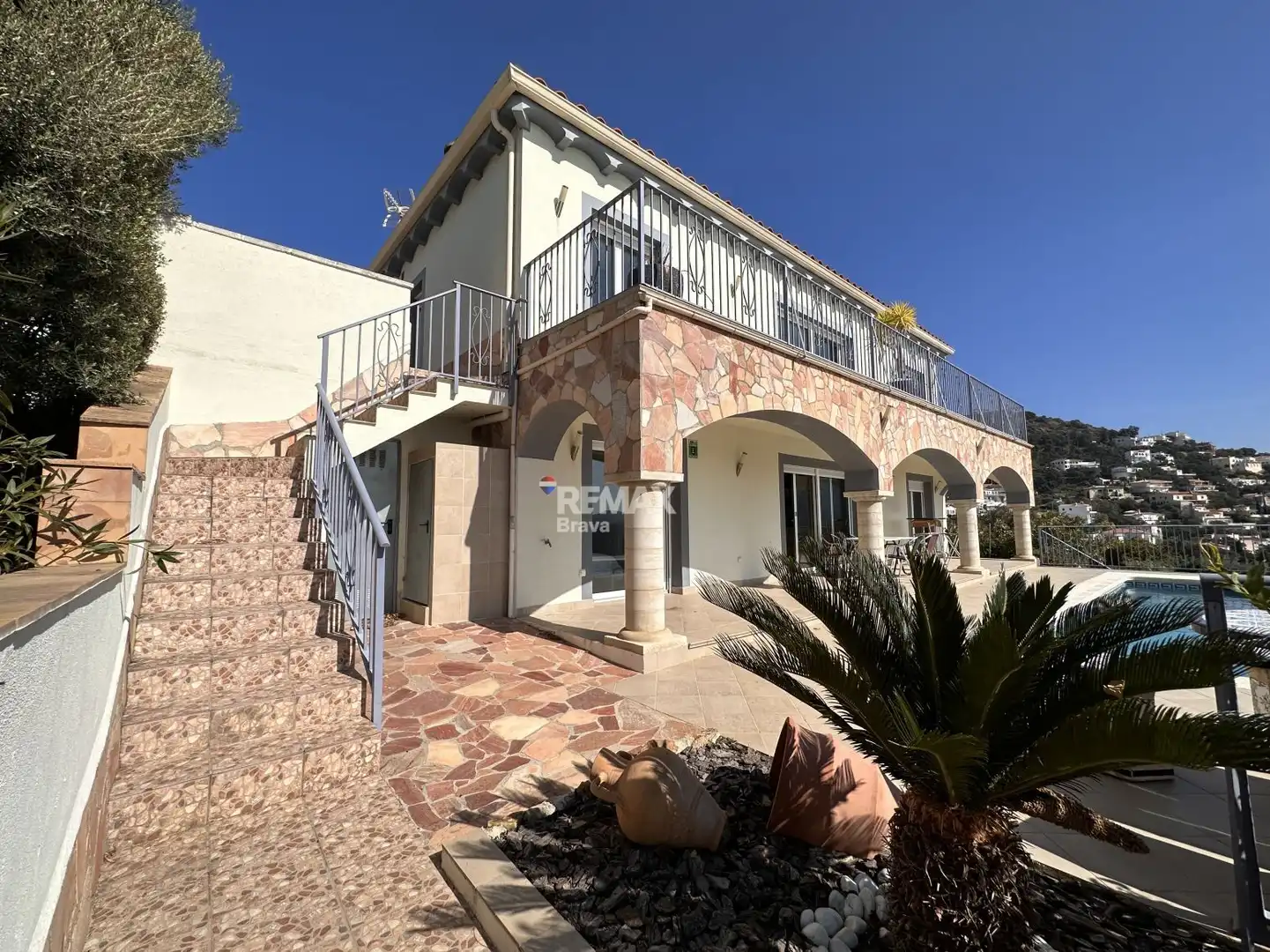 Vista exterior de Casa o xalet en venda en Roses amb Aire condicionat, Jardí privat i Piscina