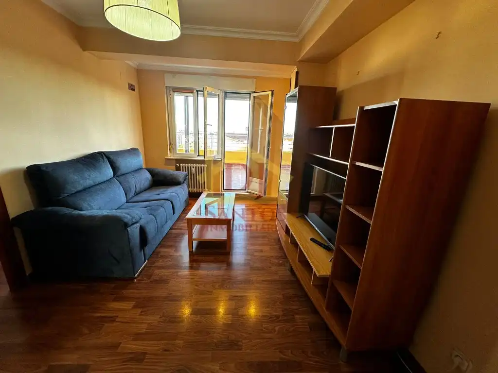 Dachboden zur Miete in Calle Maria Auxiliadora, Salesas