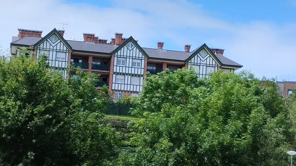 Außenansicht von Wohnung zur Miete in Berango mit Heizung, Terrasse und Abstellraum