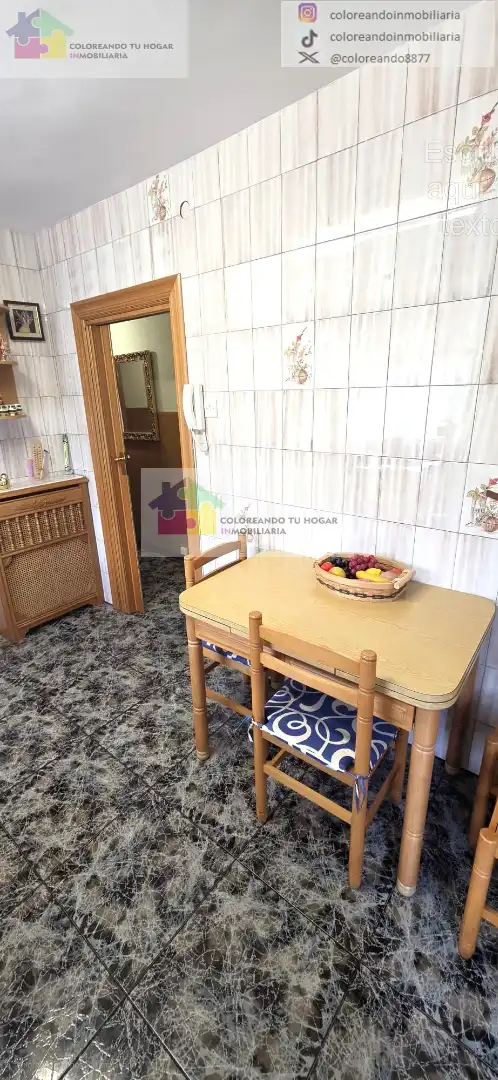 Cuina de Casa o xalet en venda en La Pola de Gordón  amb Calefacció, Jardí privat i Parquet