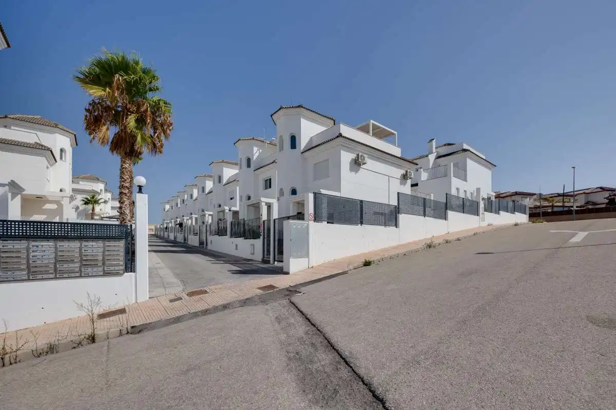 Außenansicht von Haus oder Chalet zum Verkauf in San Fulgencio mit Gemeinschaftspool