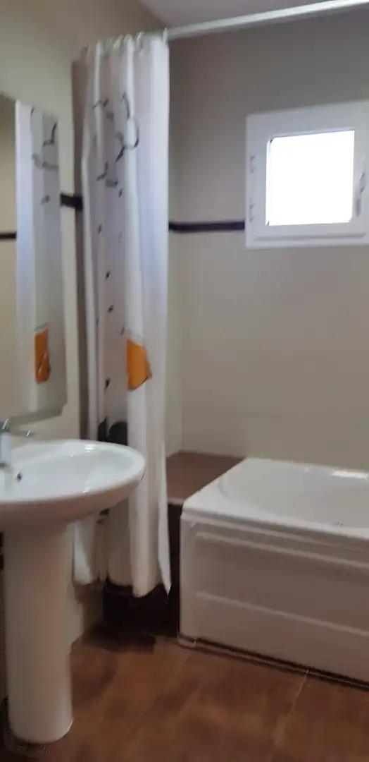 Badezimmer von Einfamilien-Reihenhaus zum Verkauf in La Gineta mit Klimaanlage, Heizung und Parkett