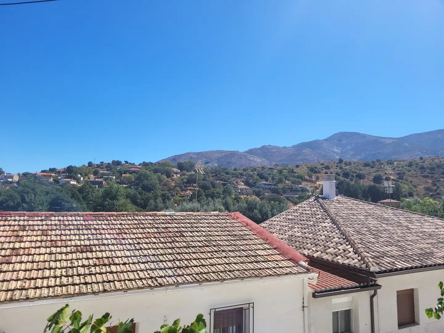 Vista exterior de Casa o xalet en venda en Burgohondo amb Jardí privat i Traster