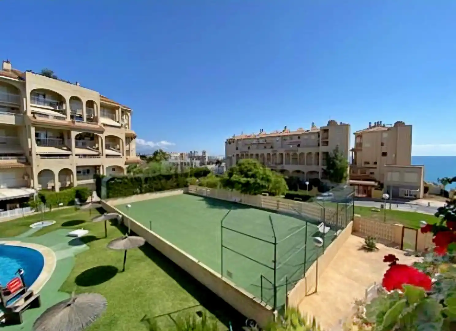 Vista exterior de Casa adosada en venda en El Campello amb Aire condicionat, Jardí privat i Terrassa