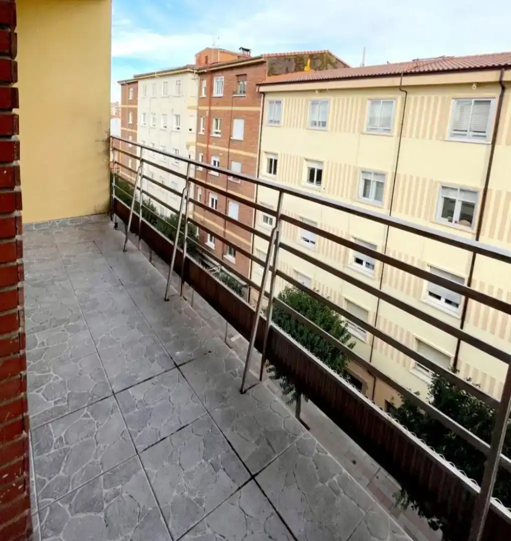 Terrassa de Pis en venda en León Capital  amb Balcó