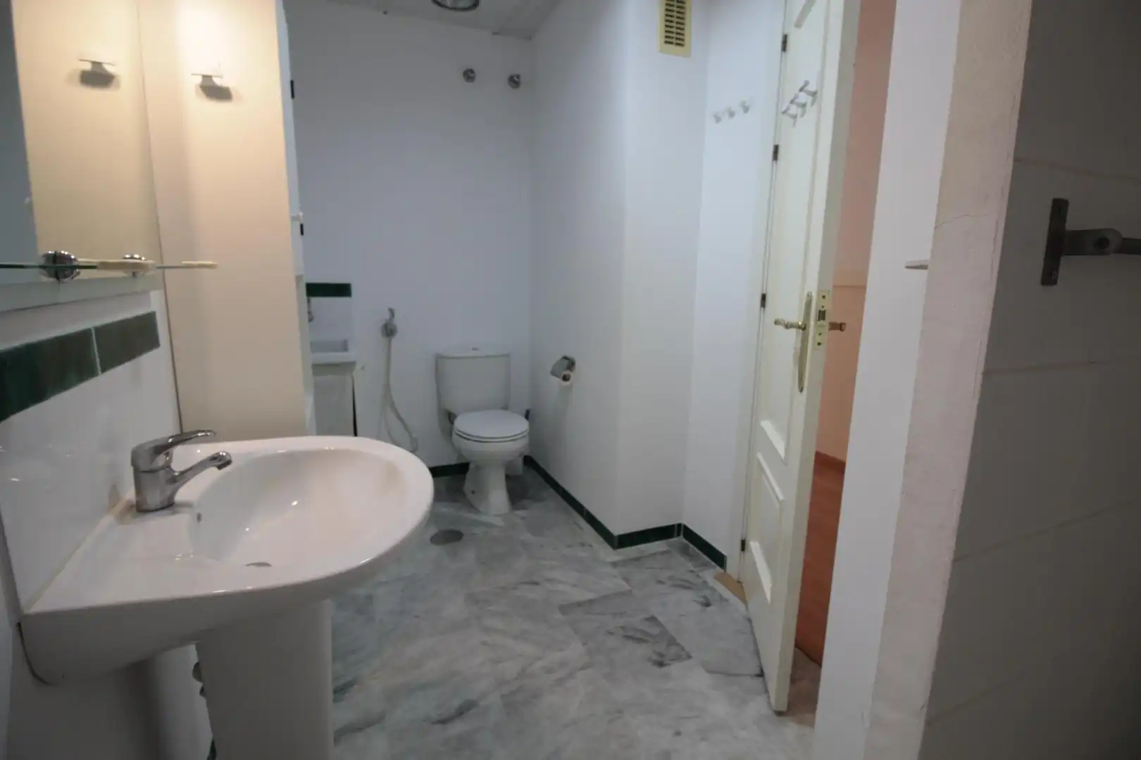 Baño de Piso en venta en Sevilla con Balcón y Jacuzzi