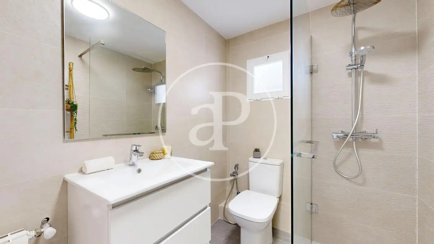 Badezimmer von Wohnung zur Miete in Valencia mit Klimaanlage, Heizung und Möbliert