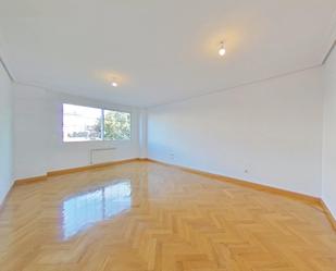 Sala d'estar de Pis en venda en San Sebastián de los Reyes amb Aire condicionat, Calefacció i Jardí privat