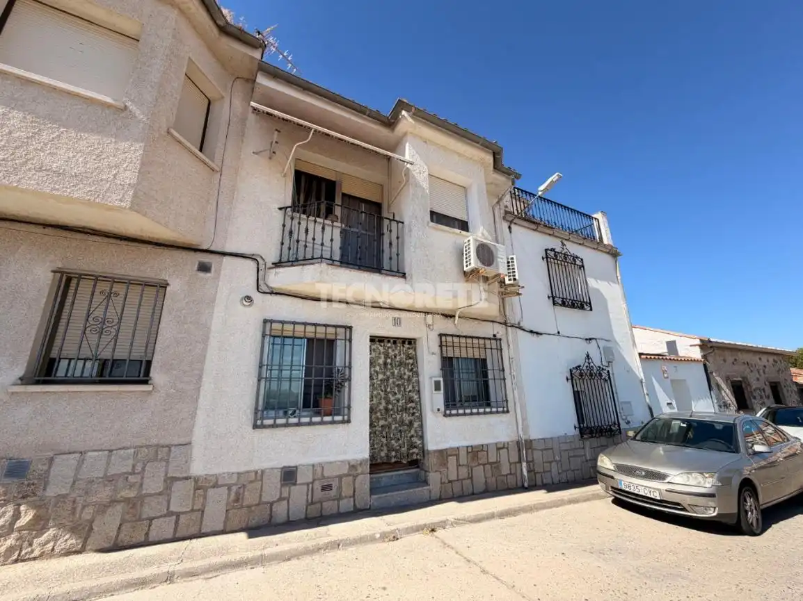 Vista exterior de Casa adosada en venda en Oropesa amb Balcó