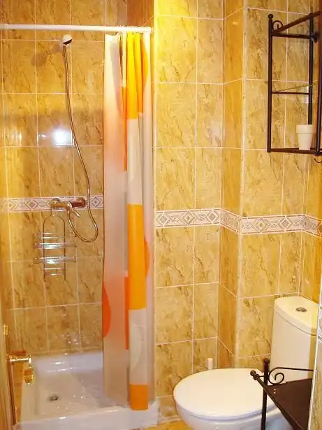 Badezimmer von Wohnung zur Miete in Málaga mit Möbliert