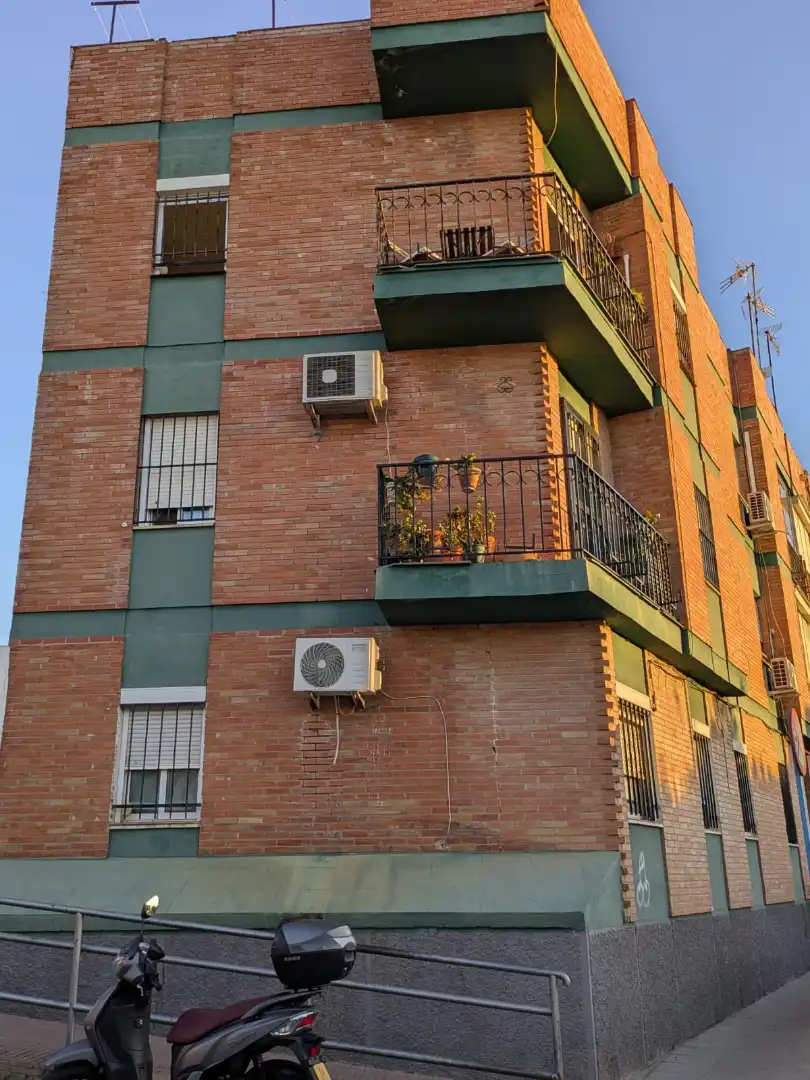 Vista exterior de Piso en venta en Mairena del Aljarafe con Calefacción, Parquet y Balcón
