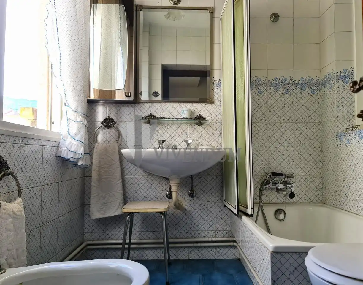Bathroom of Flat for sale in Vigo   with Heating, Parquet flooring and Terrace