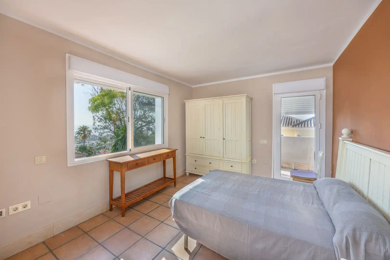 Dormitori de Casa o xalet en venda en Manilva amb Jardí privat, Terrassa i Traster