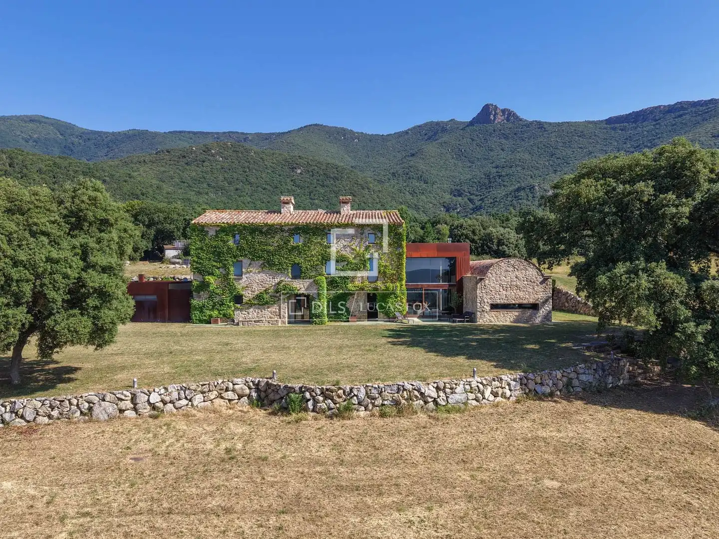 Vista exterior de Finca rústica en venda en Maçanet de Cabrenys amb Calefacció, Jardí privat i Traster