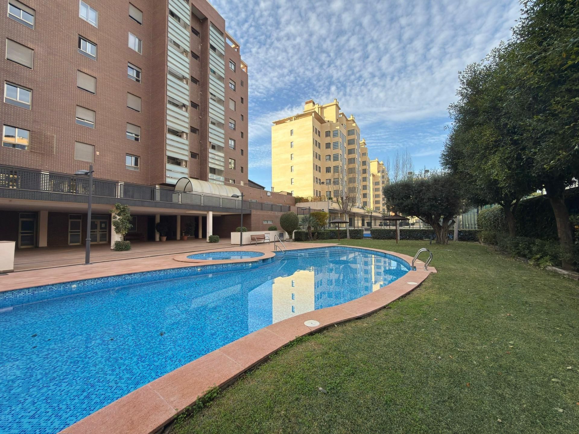Piscina de Pis en venda en Alicante / Alacant amb Aire condicionat, Calefacció i Jardí privat