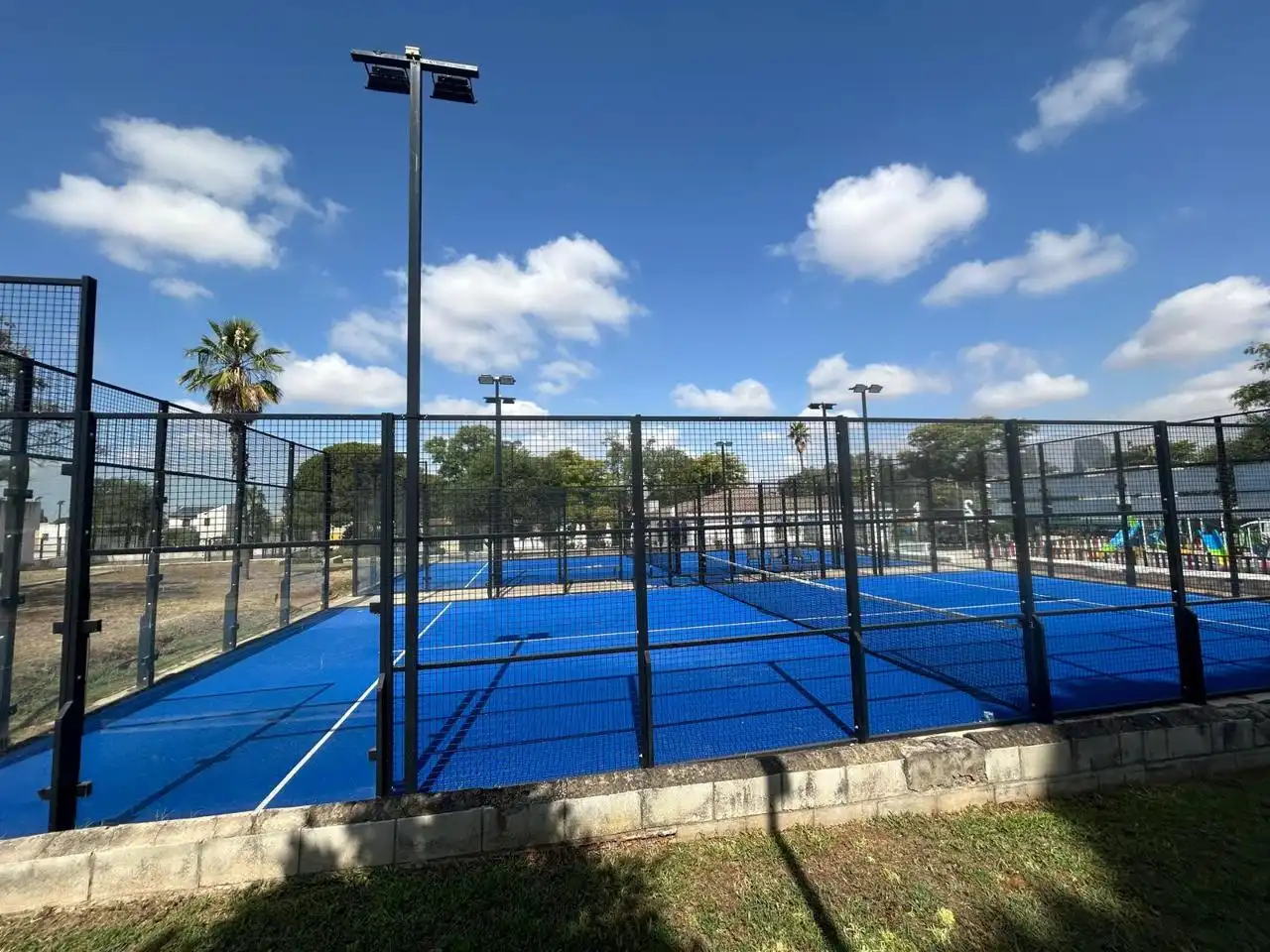 Vista exterior de Casa o chalet en venta en Alcalá de Guadaira con Aire acondicionado, Jardín privado y Terraza