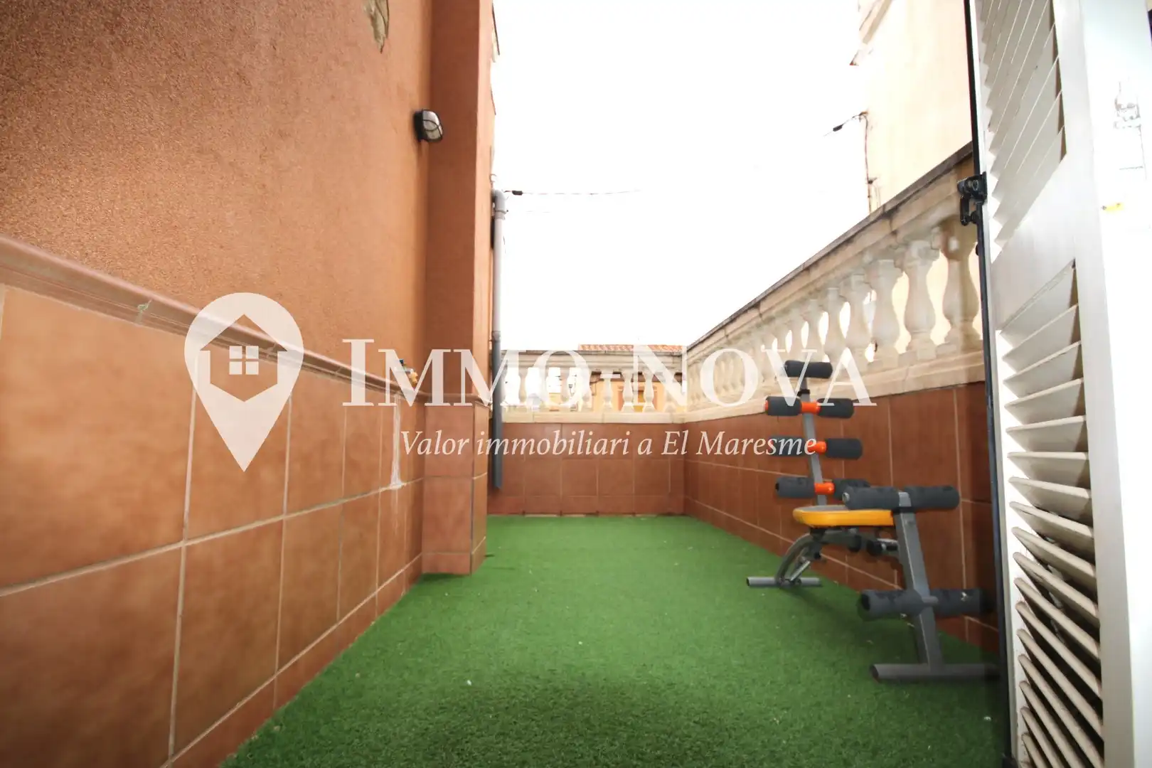 Terrasse von Einfamilien-Reihenhaus zum Verkauf in Mataró mit Klimaanlage, Heizung und Parkett