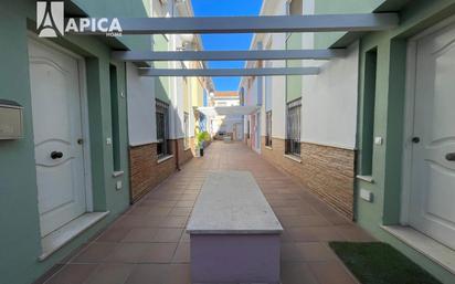 Vista exterior de Casa adosada en venda en La Línea de la Concepción amb Aire condicionat