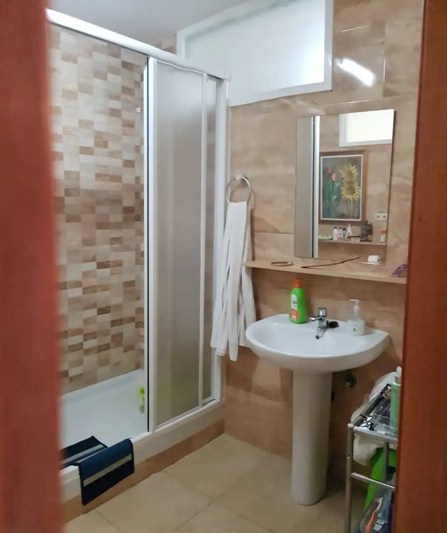 Badezimmer von Einfamilien-Reihenhaus zum Verkauf in Cardedeu mit Privatgarten und Terrasse