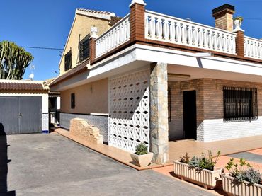 Chalet con balcón en venta en Calle del mar adriatico