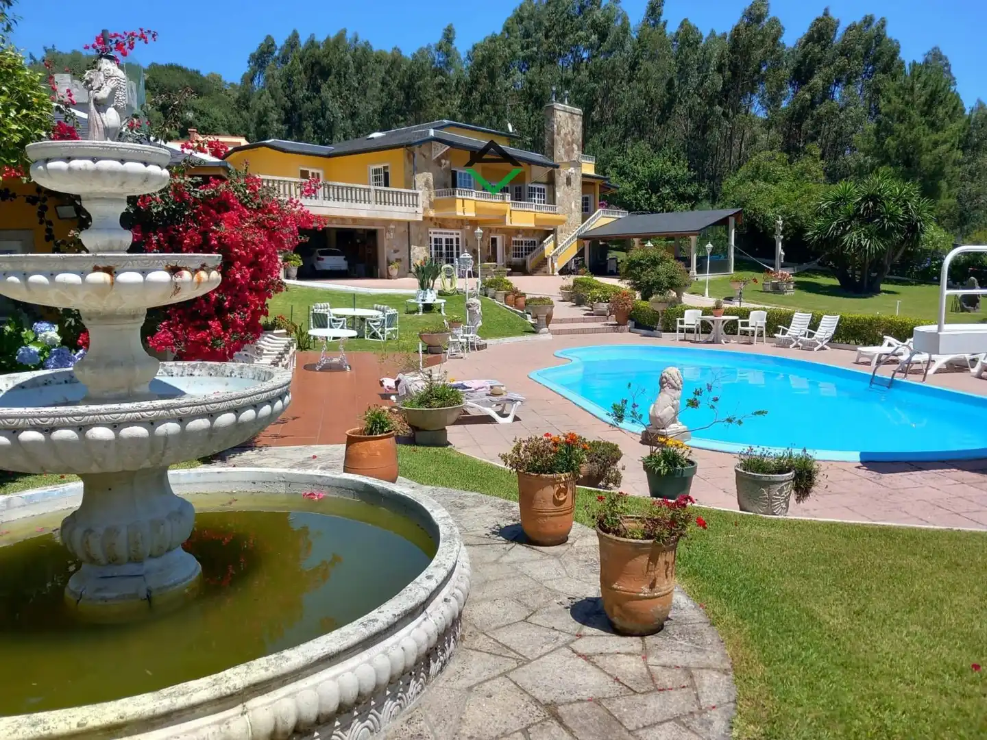 Piscina de Casa o xalet en venda en Cangas  amb Calefacció, Terrassa i Traster