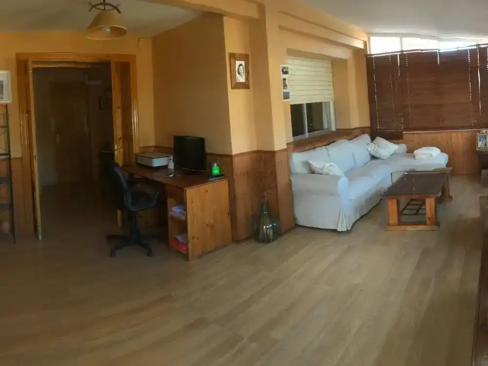 Wohnzimmer von Wohnung zum Verkauf in Cobisa mit Klimaanlage, Privatgarten und Parkett