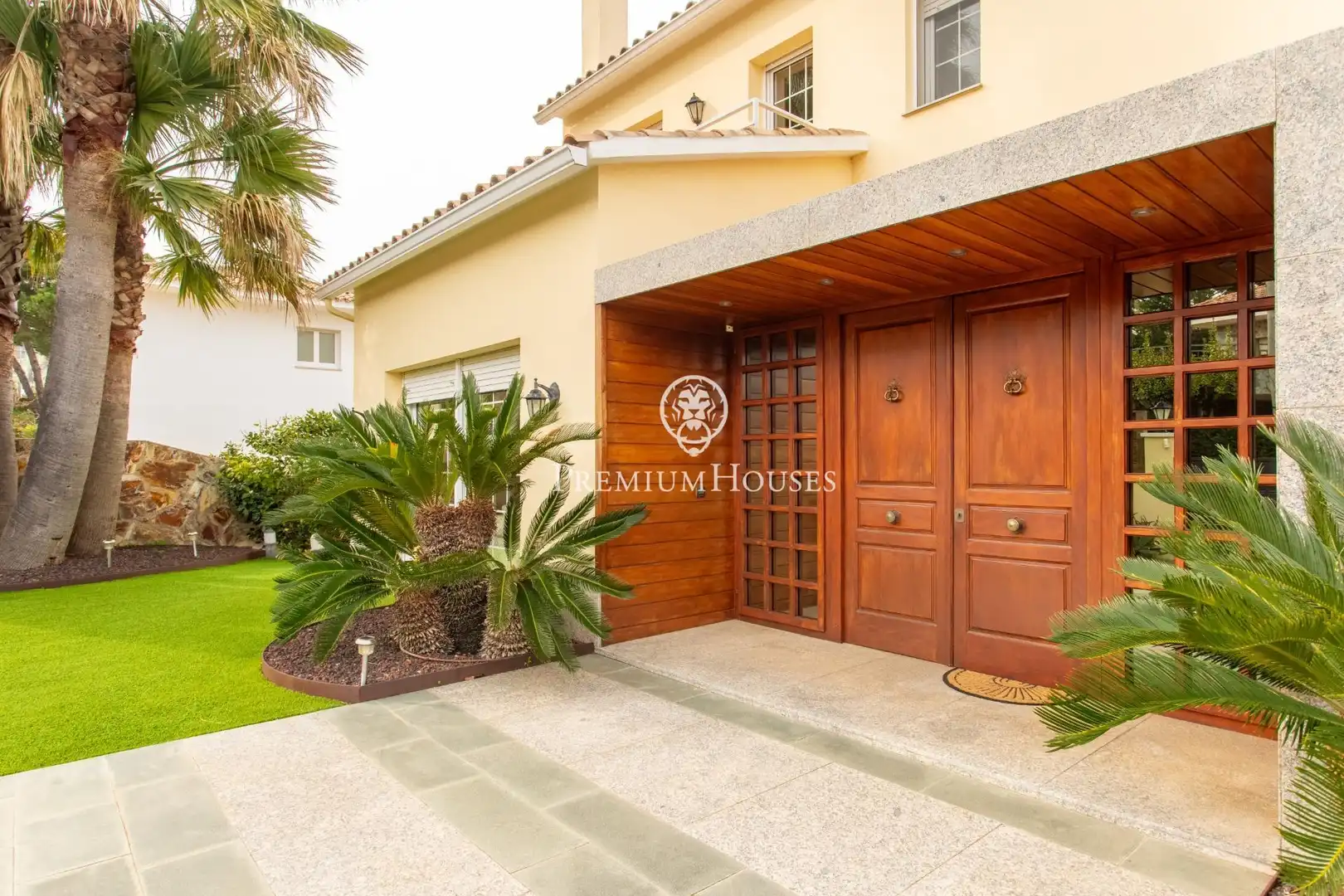 Vista exterior de Casa o xalet en venda en Mataró amb Calefacció, Jardí privat i Parquet