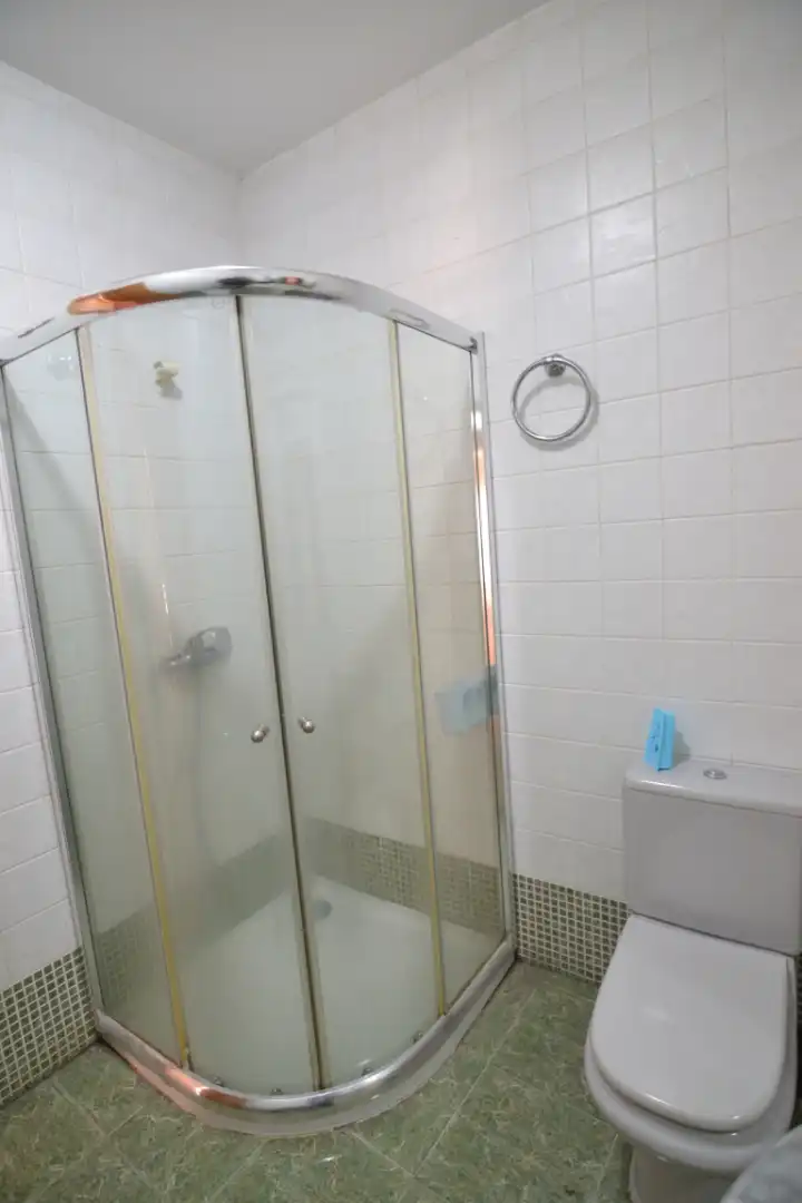 Baño de Piso de alquiler en Plasencia con Aire acondicionado, Calefacción y Amueblado