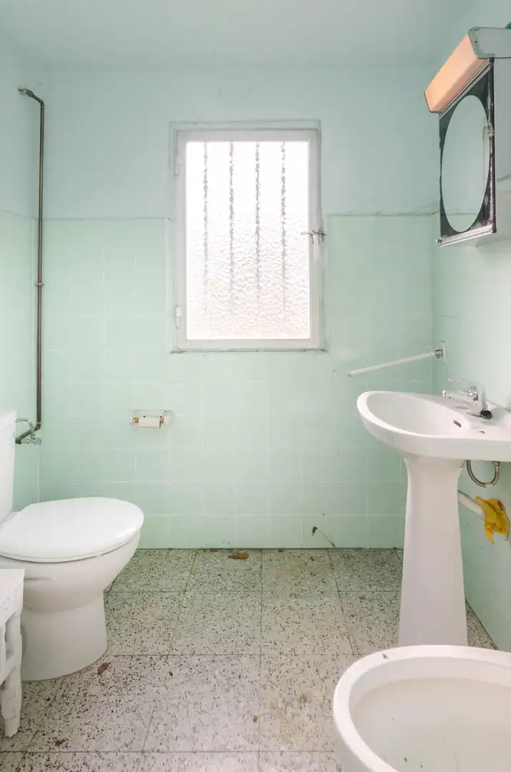 Badezimmer von Einfamilien-Reihenhaus zum Verkauf in Langreo