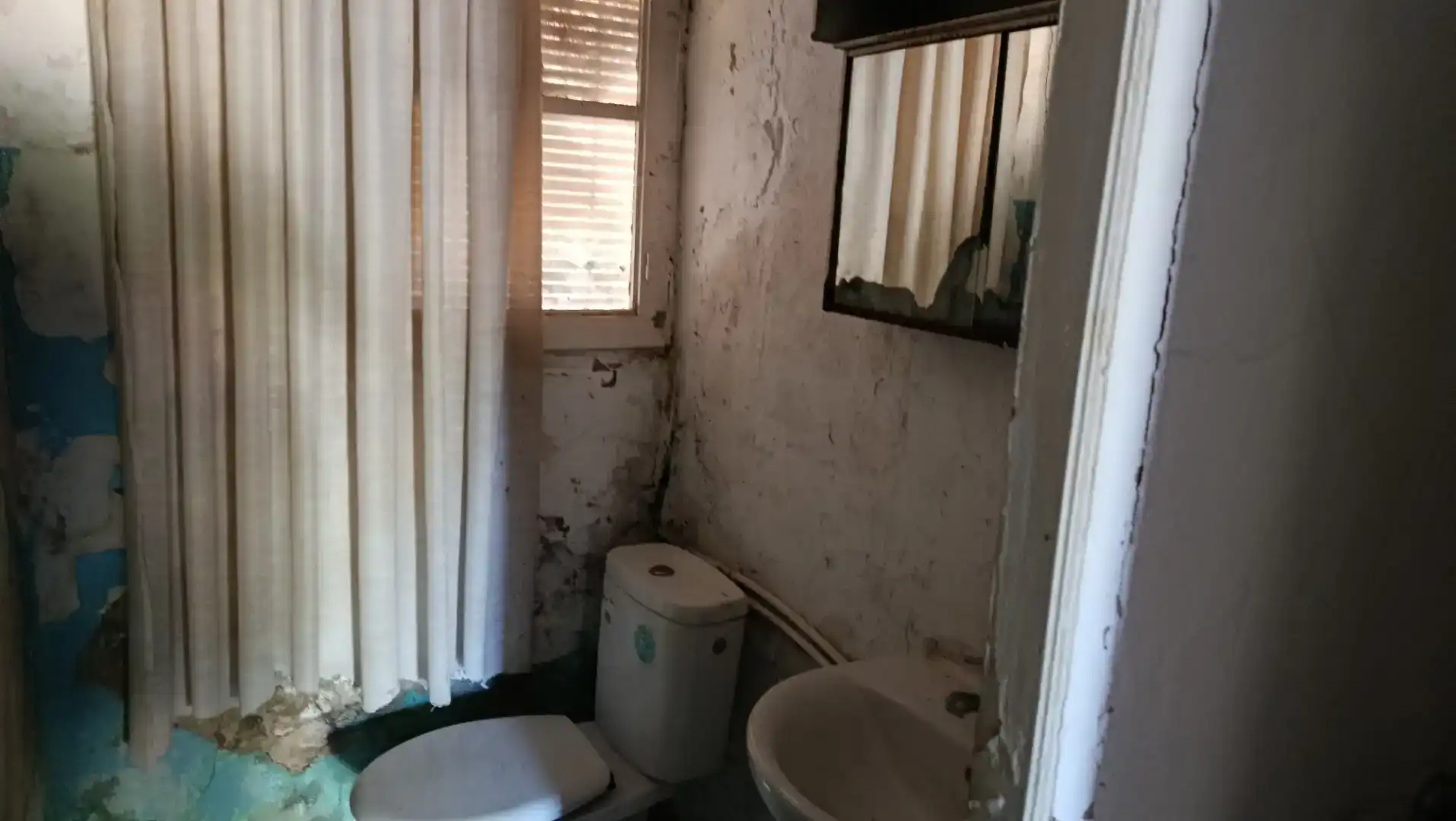 Bathroom of Houses for sale in Escatrón  with Private garden and Storage room