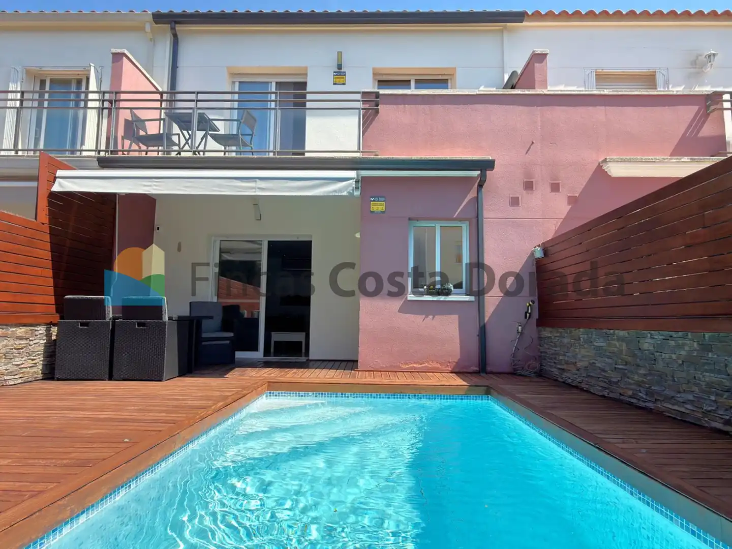 Piscina de Casa adosada en venda en Cubelles amb Aire condicionat, Calefacció i Jardí privat