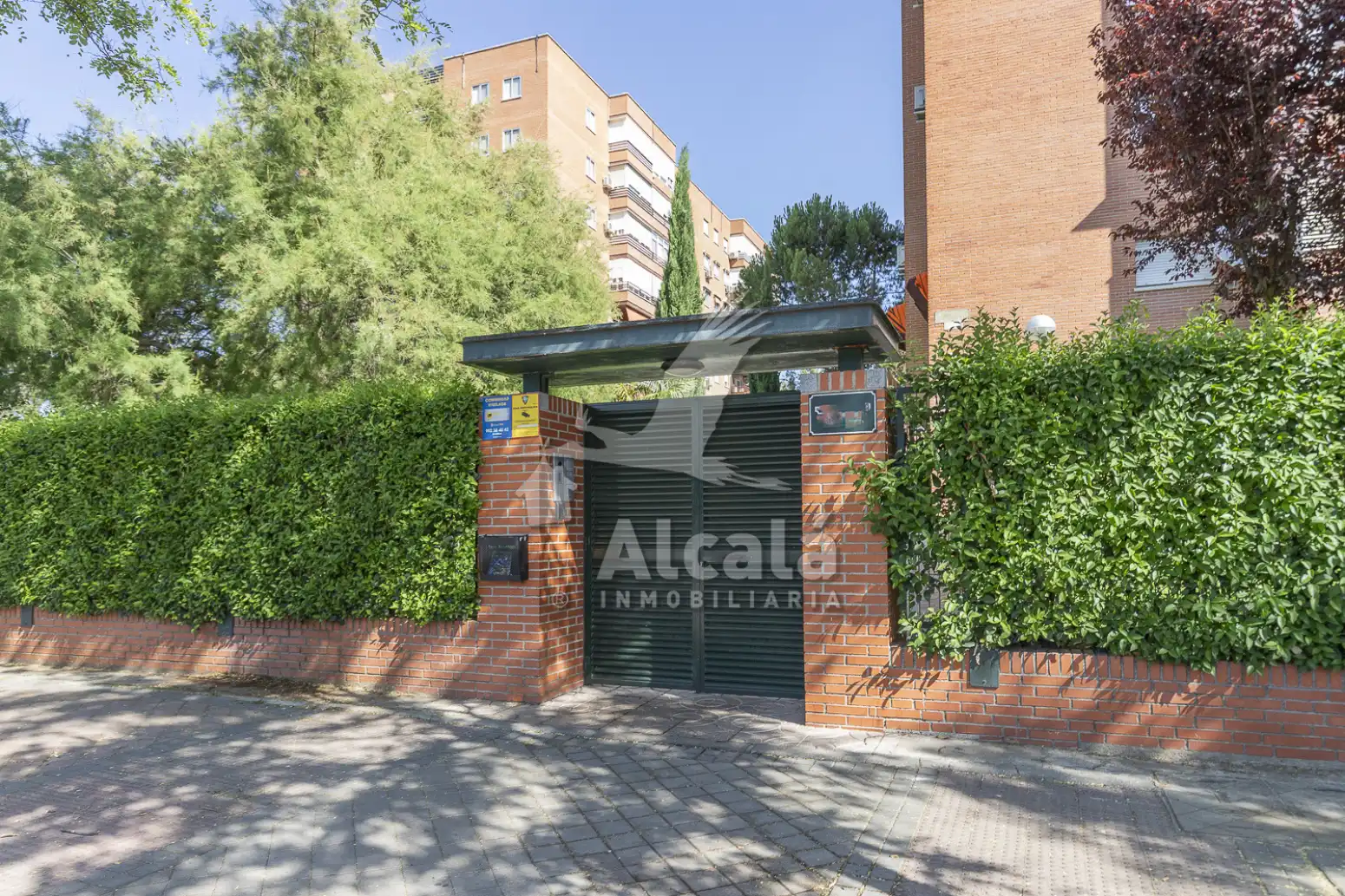 Vista exterior de Piso en venta en Madrid con Calefacción, Jardín privado y Piscina