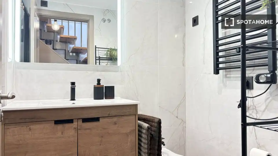 Bathroom of Flat for rent in Madrid  with Air Conditioner, Heating and Furnished