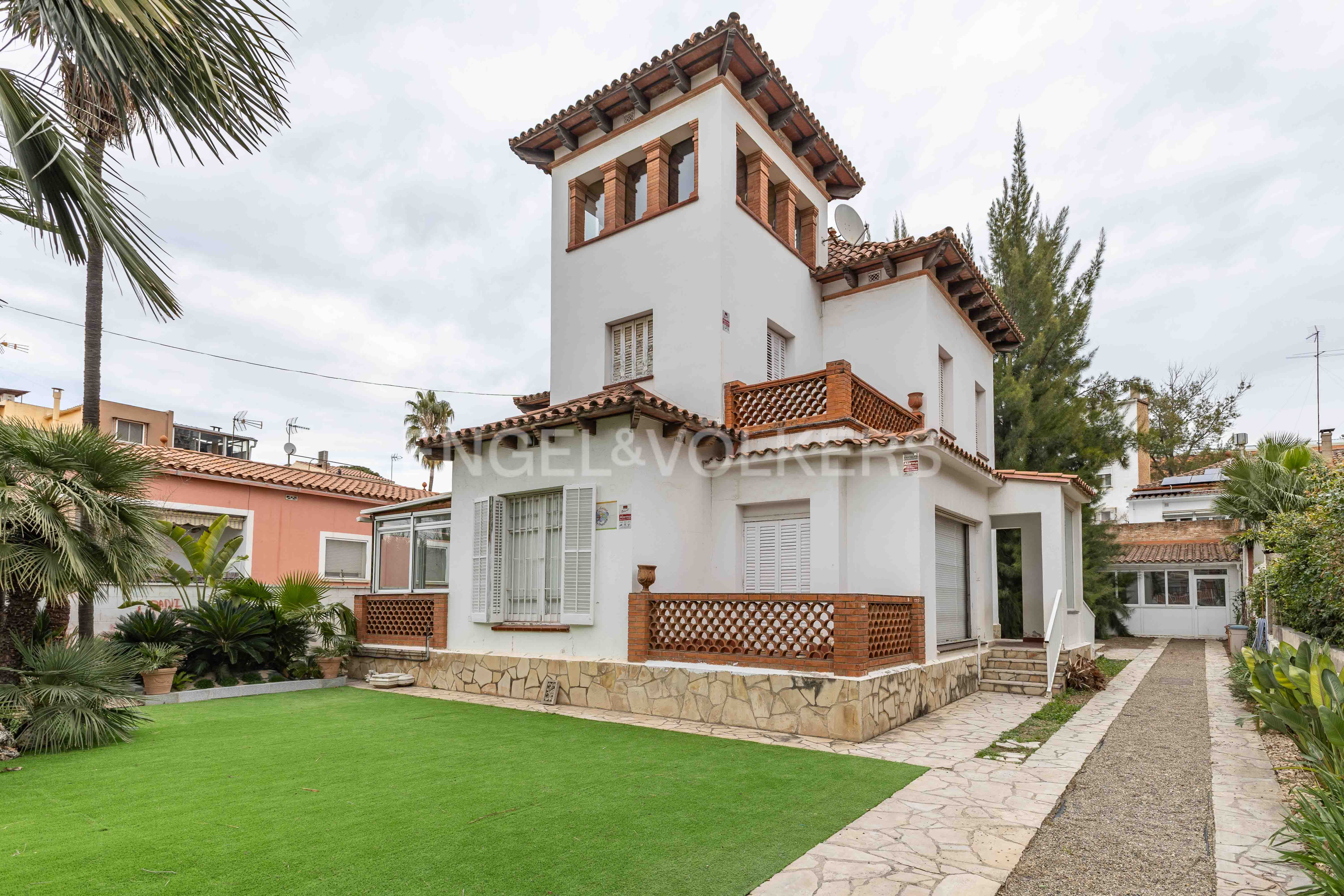 Exterior view of House or chalet for sale in Sant Joan Despí  with Air Conditioner, Heating and Private garden