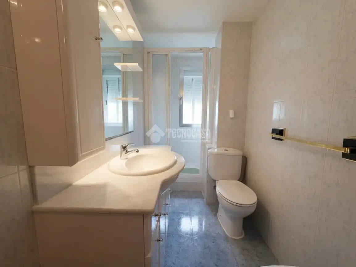 Bathroom of Flat for sale in Madrid  with Heating and Terrace