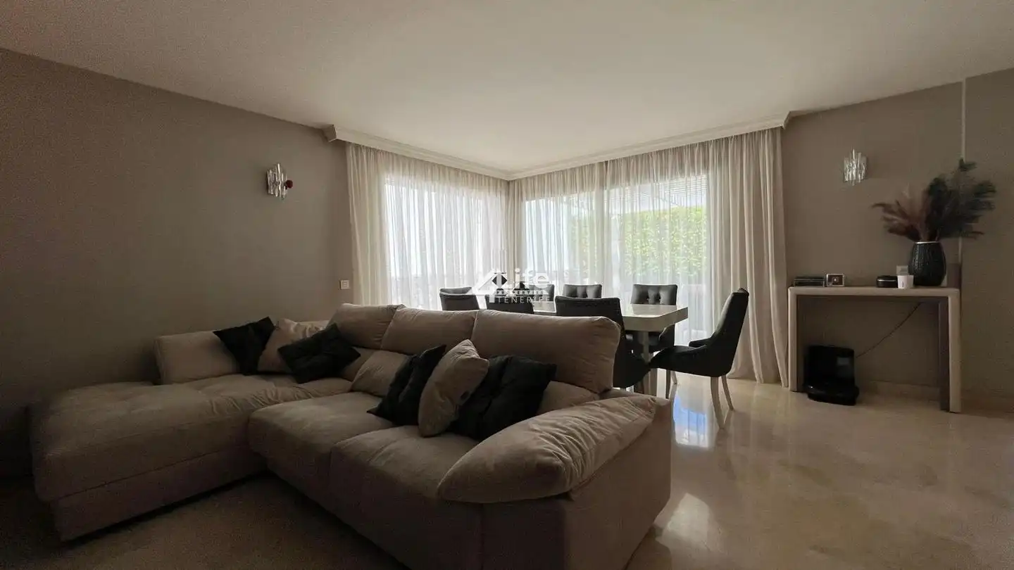 Wohnzimmer von Erdgeschoss zum Verkauf in Adeje mit Klimaanlage, Terrasse und Möbliert