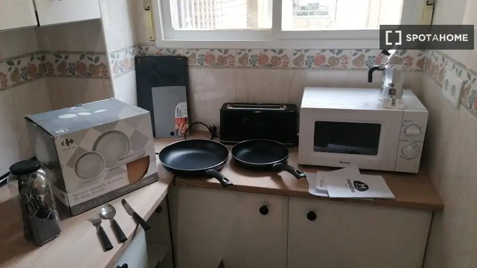 Cuina de Pis de lloguer en Jaén amb Aire condicionat, Calefacció i Moblat