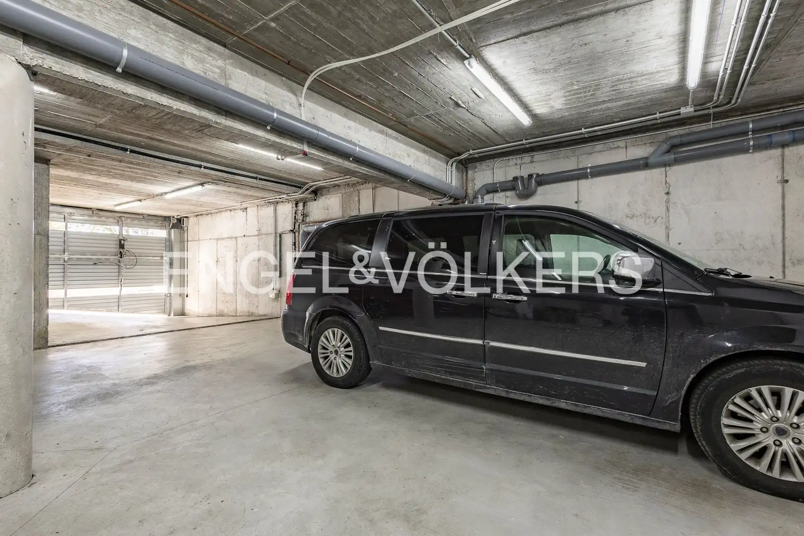 Parking de Casa o chalet de alquiler en Barcelona con Aire acondicionado, Calefacción y Jardín privado