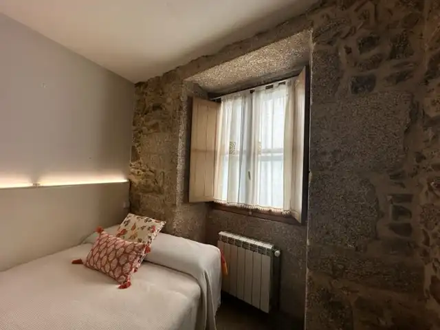 Schlafzimmer von Wohnungen zur Miete in Santiago de Compostela  mit Heizung, Privatgarten und Parkett