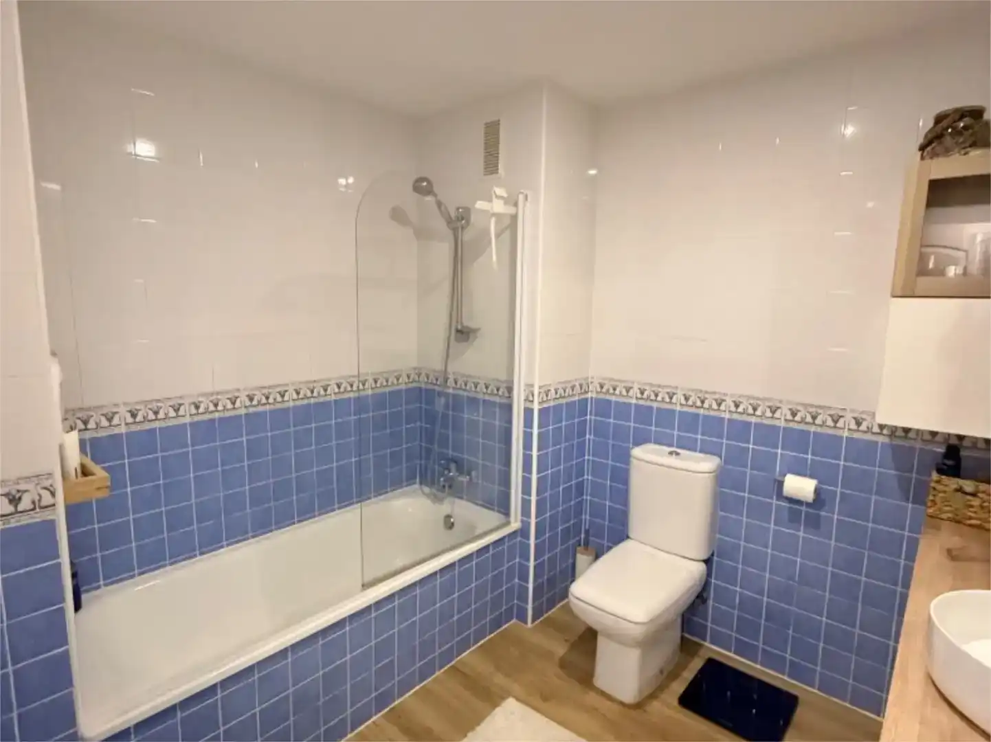 Bathroom of Flat for sale in Marbella  with Air Conditioner and Swimming Pool