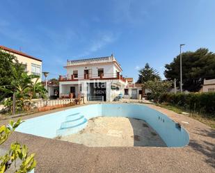 Piscina de Casa o xalet en venda en Vilanova i la Geltrú amb Jardí privat, Terrassa i Traster