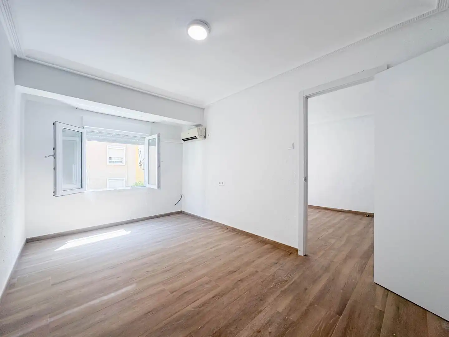 Bedroom of Flat for rent in Valencia