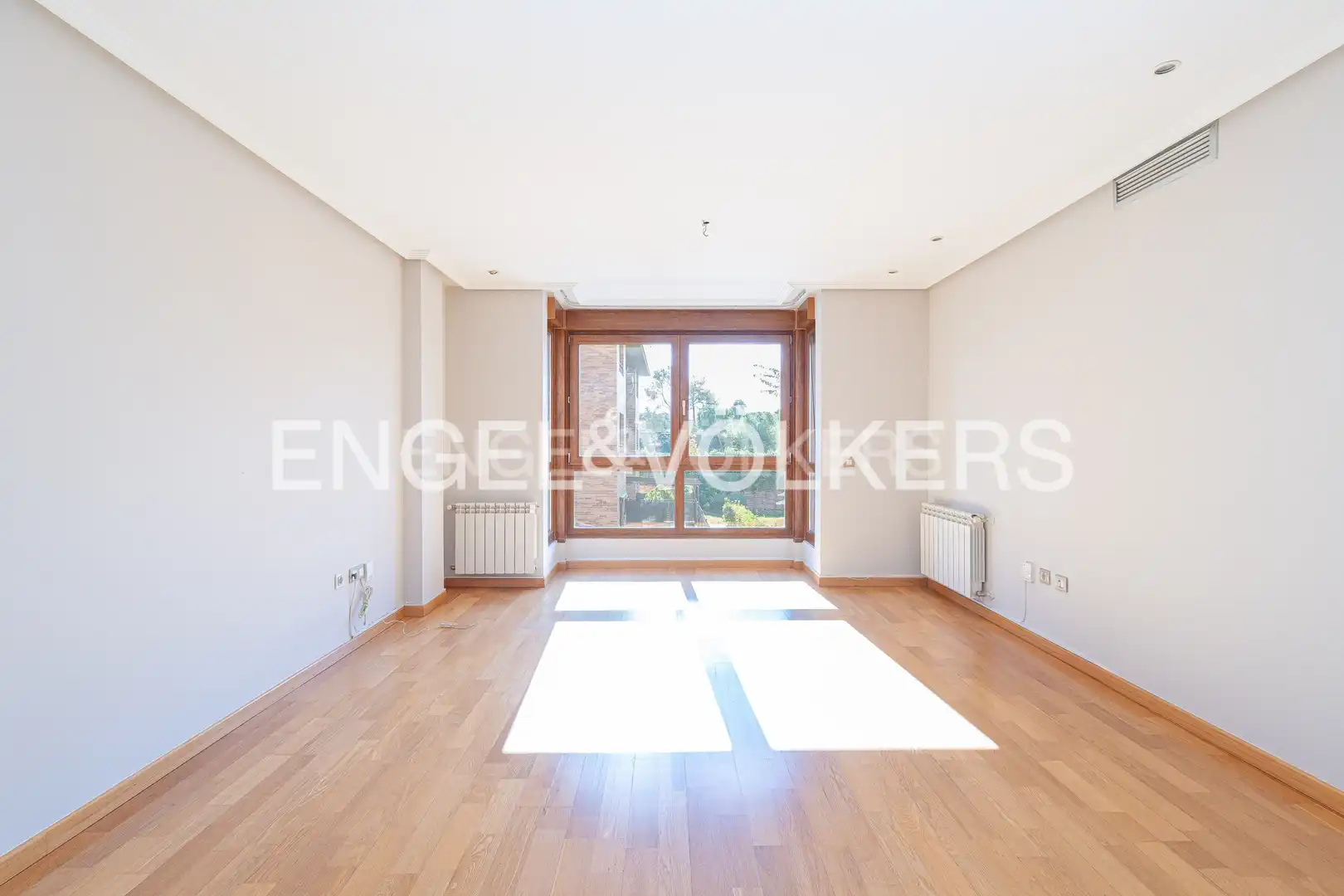Living room of Flat for rent in Madrid  with Air Conditioner, Heating and Parquet flooring