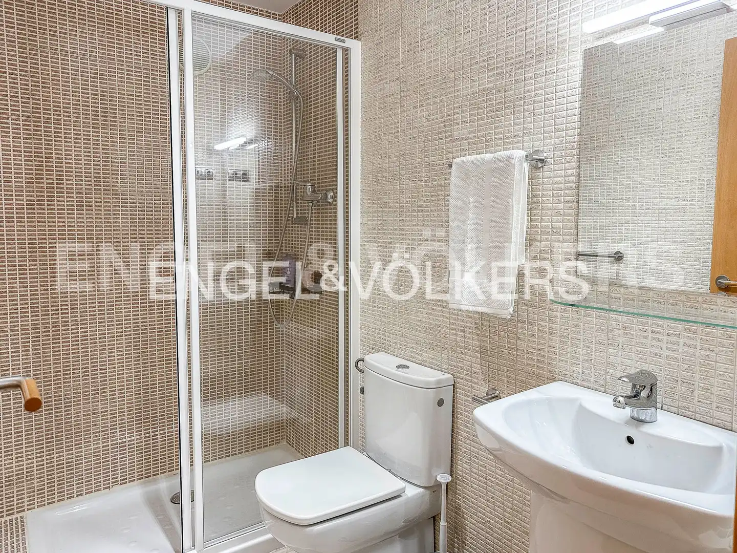 Badezimmer von Dachboden zum Verkauf in Barcelona mit Klimaanlage, Heizung und Terrasse