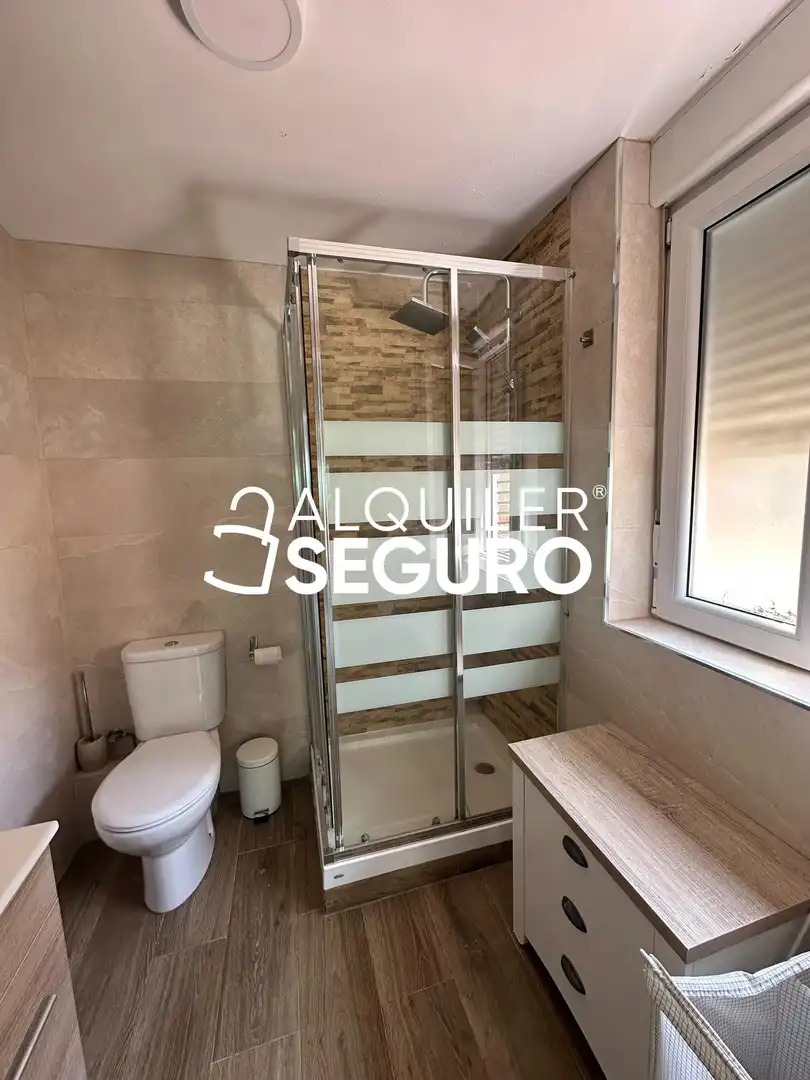 Bathroom of Flat for rent in Madrid  with Air Conditioner, Heating and Furnished