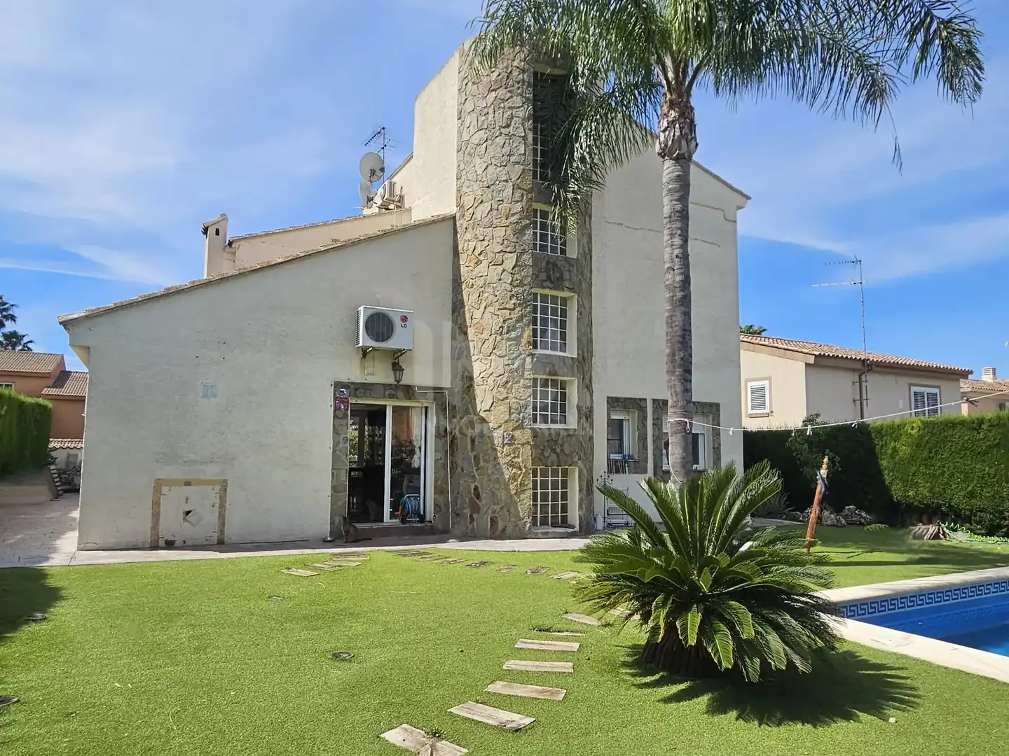 Vista exterior de Casa o xalet en venda en L'Eliana amb Aire condicionat, Calefacció i Jardí privat