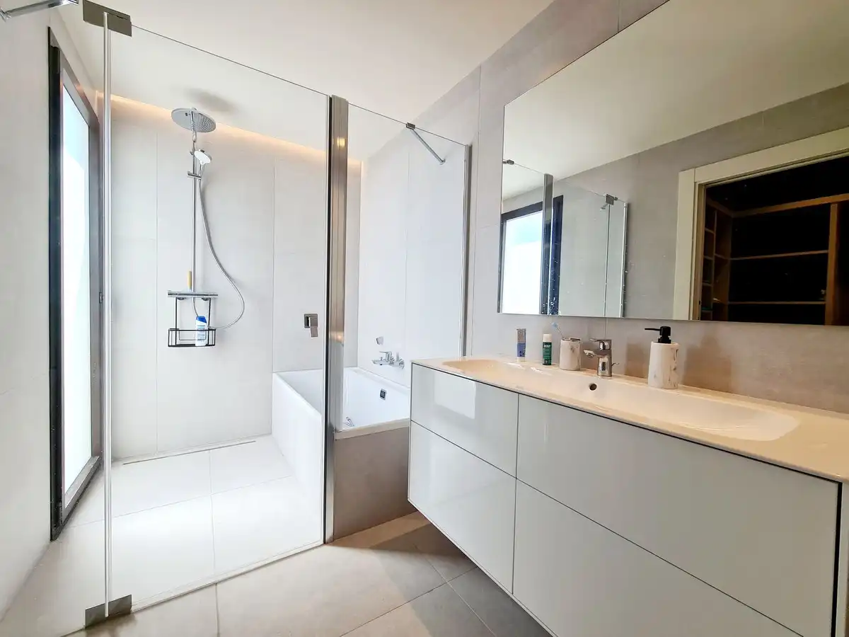 Baño de Piso de alquiler en Marbella con Aire acondicionado, Terraza y Amueblado