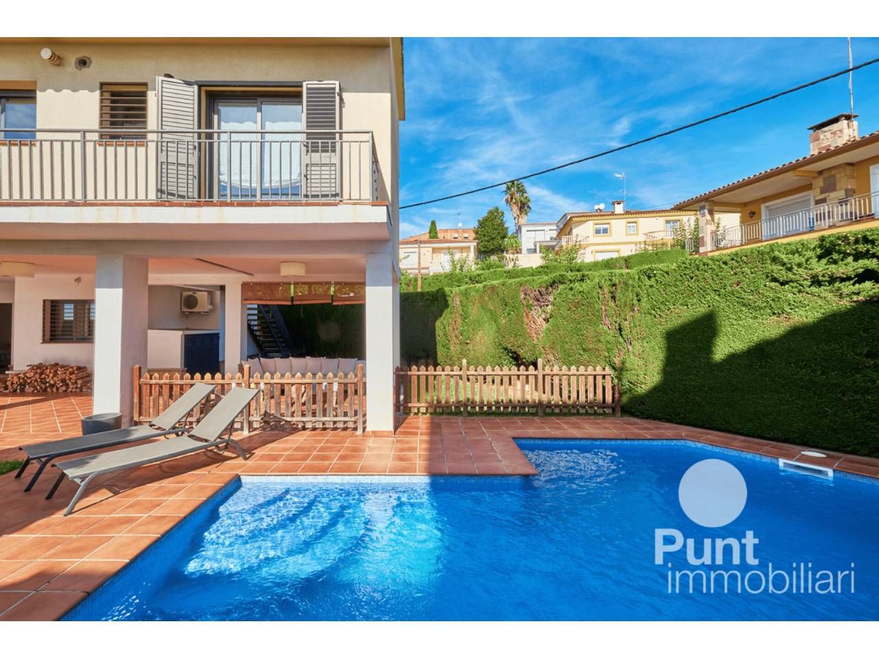 Vista exterior de Casa o xalet en venda en Premià de Dalt amb Jardí privat, Parquet i Piscina